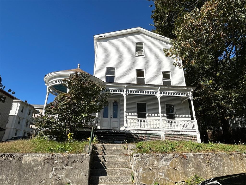 23 Lakewood St, Worcester, MA 01603