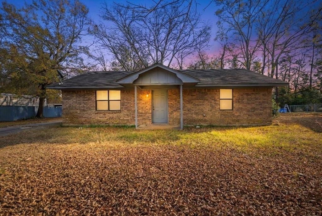 304 E Williams, Carthage, TX 75633