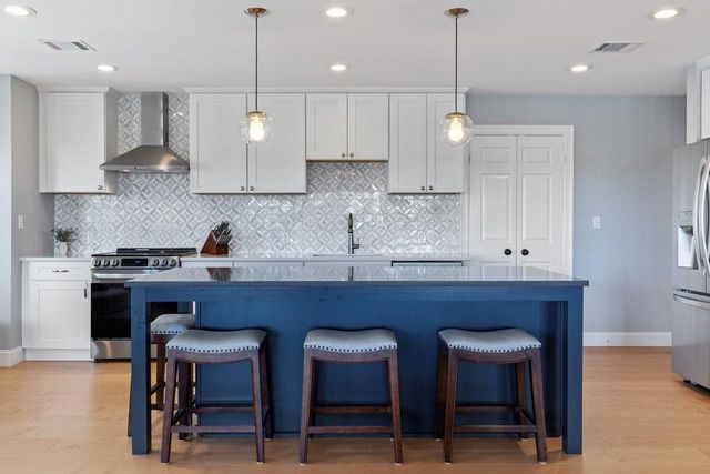 1021 Coventry RD, Spicewood, TX 78669