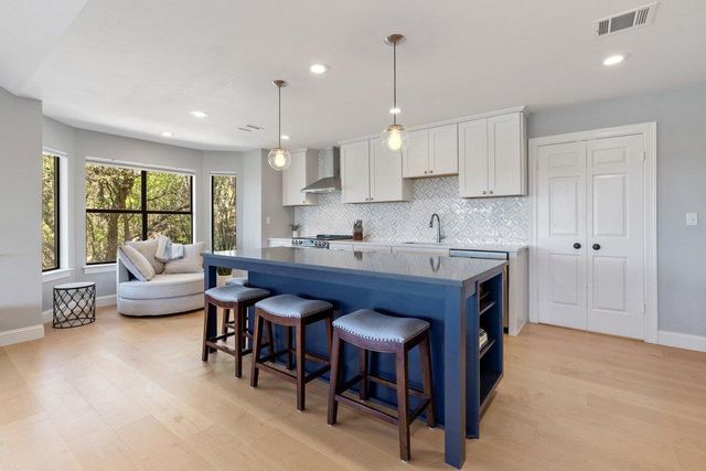 1021 Coventry RD, Spicewood, TX 78669