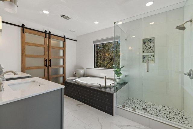 1021 Coventry RD, Spicewood, TX 78669