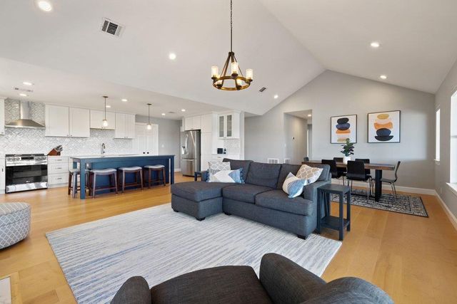 1021 Coventry RD, Spicewood, TX 78669