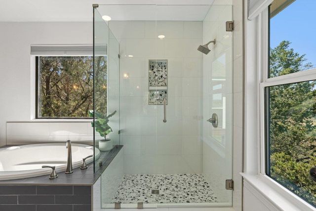 1021 Coventry RD, Spicewood, TX 78669