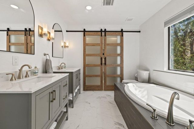 1021 Coventry RD, Spicewood, TX 78669