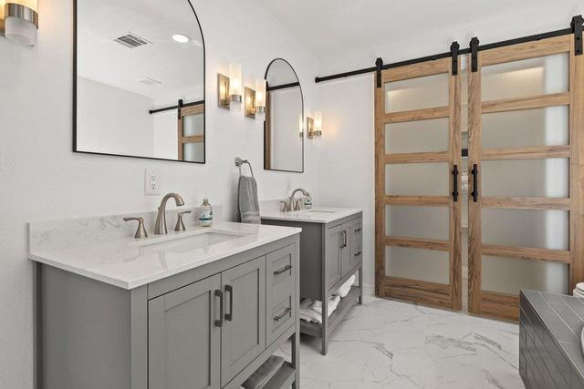 1021 Coventry RD, Spicewood, TX 78669