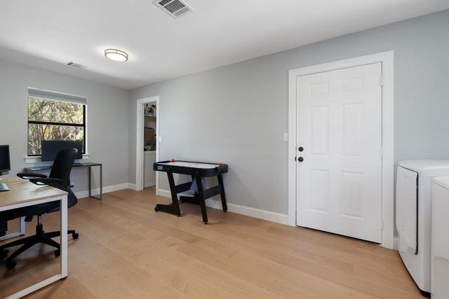 1021 Coventry RD, Spicewood, TX 78669