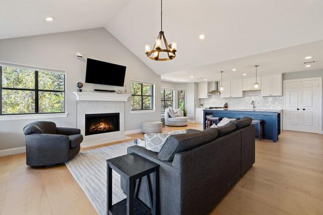 1021 Coventry RD, Spicewood, TX 78669