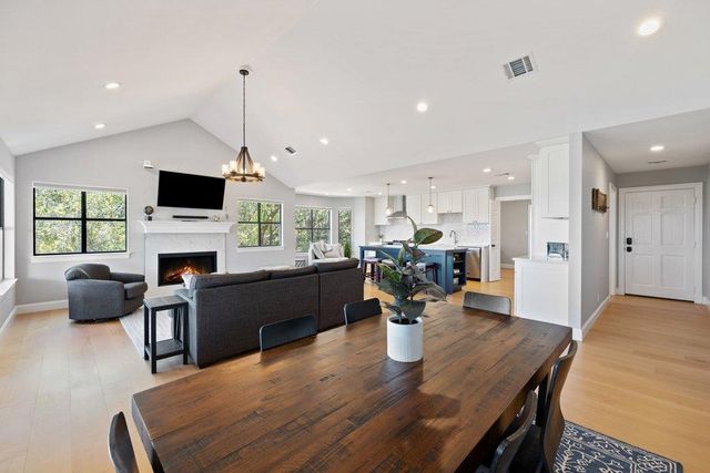 1021 Coventry RD, Spicewood, TX 78669