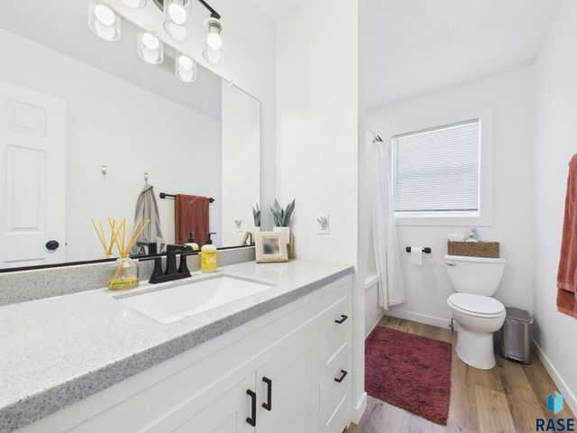 1608 S Willow Ave Avenue, Sioux Falls, SD 57105