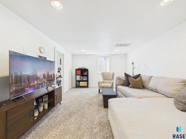 1608 S Willow Ave Avenue, Sioux Falls, SD 57105