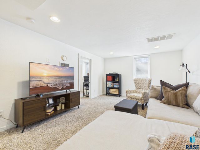 1608 S Willow Ave Avenue, Sioux Falls, SD 57105