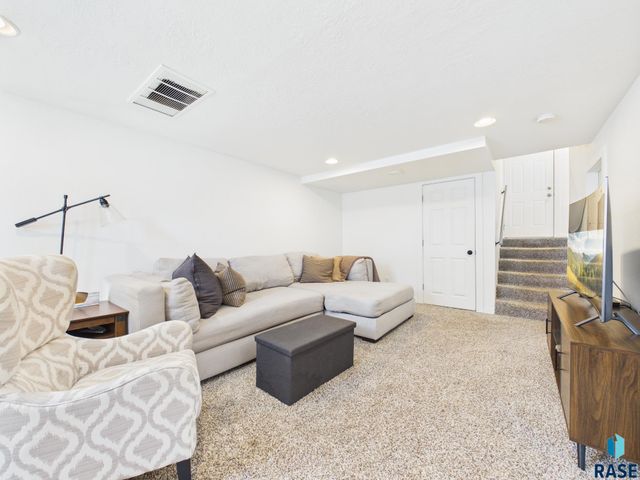 1608 S Willow Ave Avenue, Sioux Falls, SD 57105