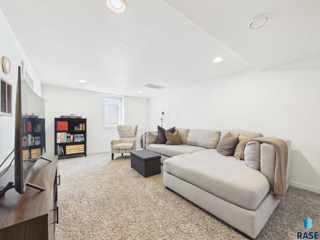 1608 S Willow Ave Avenue, Sioux Falls, SD 57105