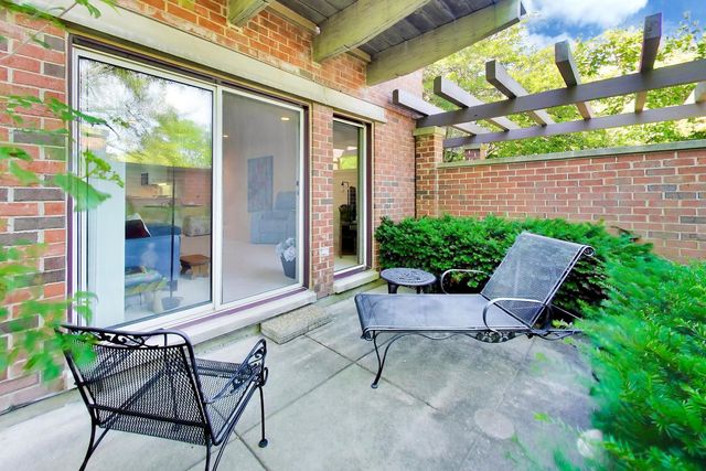 432 Kelburn Road 121, Deerfield, IL 60015