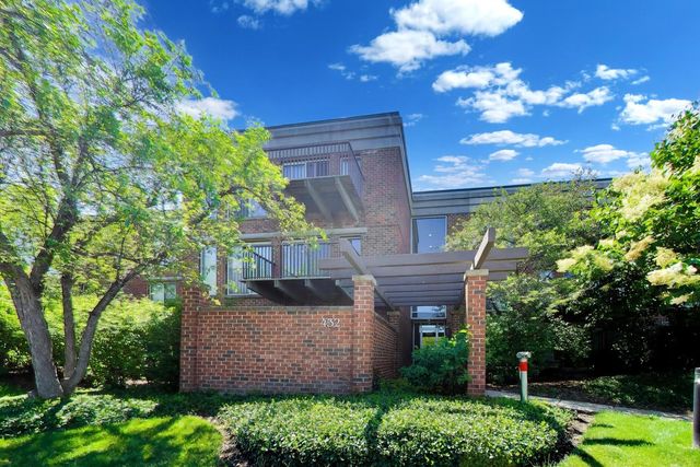 432 Kelburn Road 121, Deerfield, IL 60015