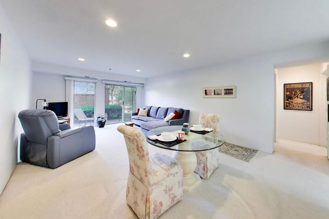 432 Kelburn Road 121, Deerfield, IL 60015