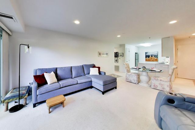 432 Kelburn Road 121, Deerfield, IL 60015