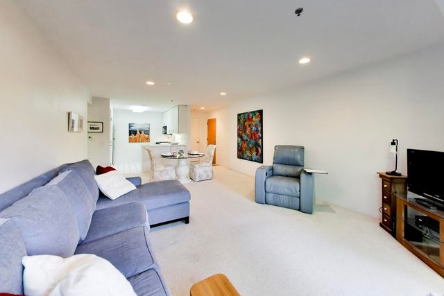432 Kelburn Road 121, Deerfield, IL 60015