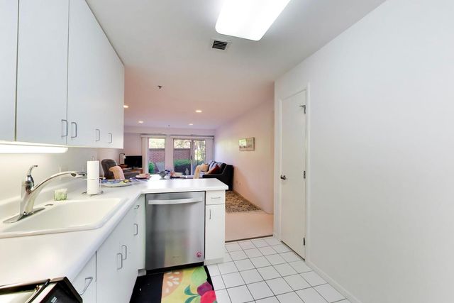 432 Kelburn Road 121, Deerfield, IL 60015