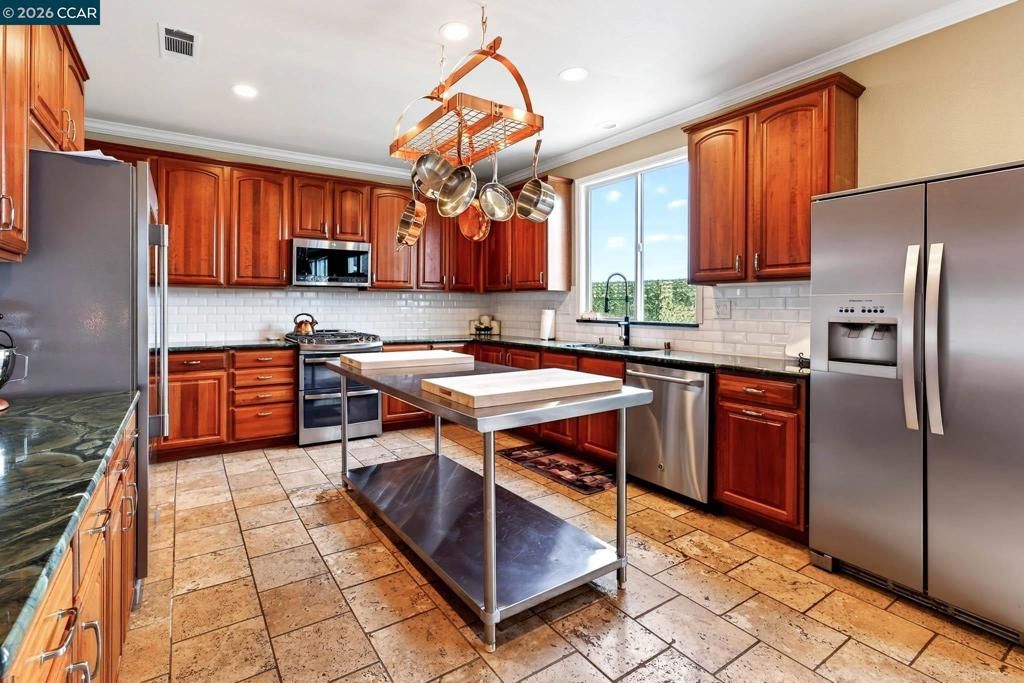 Image 12 of property listing at 41 41 Galveston Bay Ct, Pittsburg, CA 94565