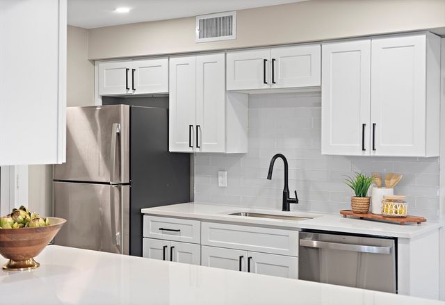 6 Beals Cove Rd H, Hingham, MA 02043