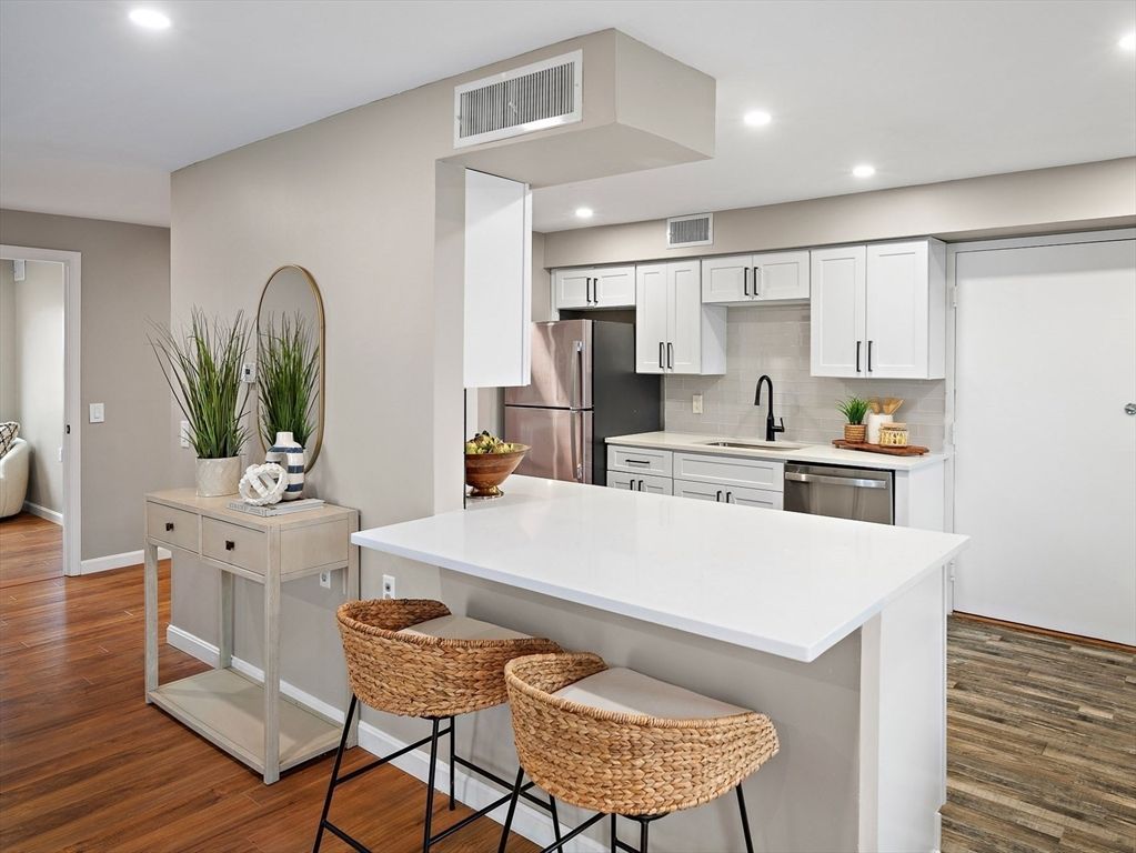 6 Beals Cove Rd H, Hingham, MA 02043