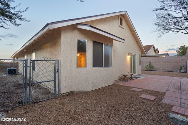 2555 W Brogan Street, Tucson, AZ 85745