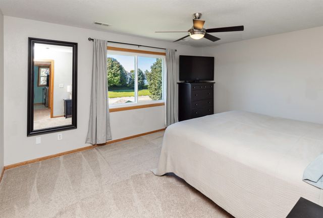 2004 Country Cove Lane, Altoona, IA 50009