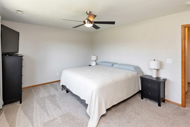 2004 Country Cove Lane, Altoona, IA 50009