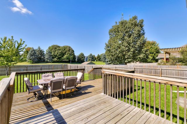 2004 Country Cove Lane, Altoona, IA 50009