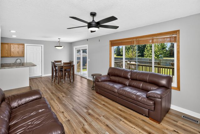 2004 Country Cove Lane, Altoona, IA 50009