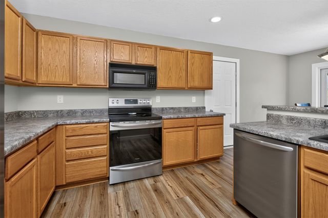 2004 Country Cove Lane, Altoona, IA 50009