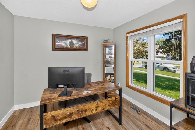 2004 Country Cove Lane, Altoona, IA 50009