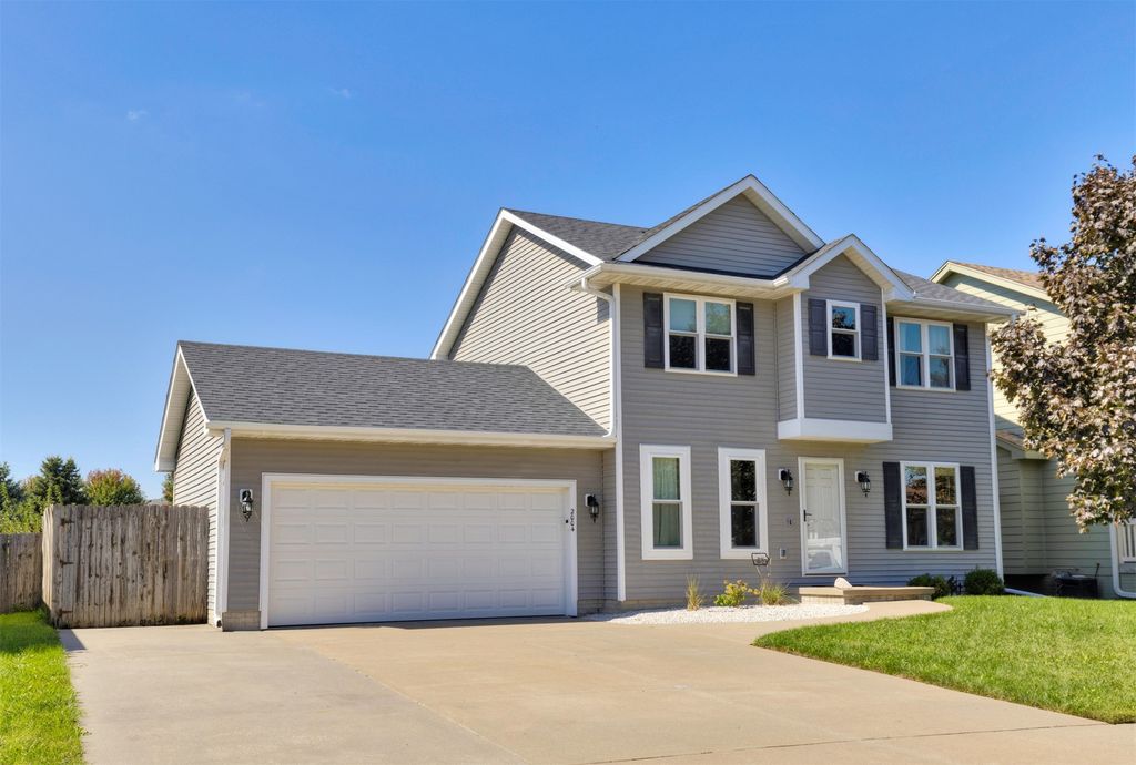 2004 Country Cove Lane, Altoona, IA 50009