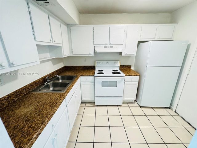 3610 NW 21st St 205, Lauderdale Lakes, FL 33311