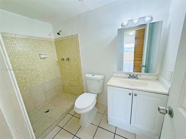 3610 NW 21st St 205, Lauderdale Lakes, FL 33311