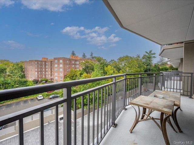15 Stewart Place 6D, White Plains, NY 10603