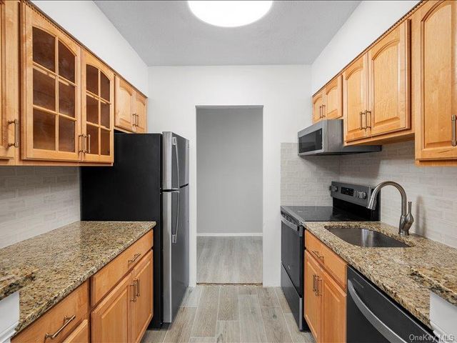 15 Stewart Place 6D, White Plains, NY 10603
