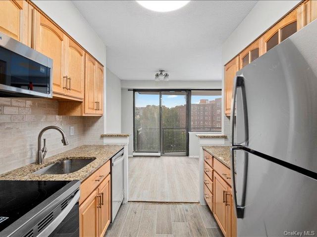 15 Stewart Place 6D, White Plains, NY 10603