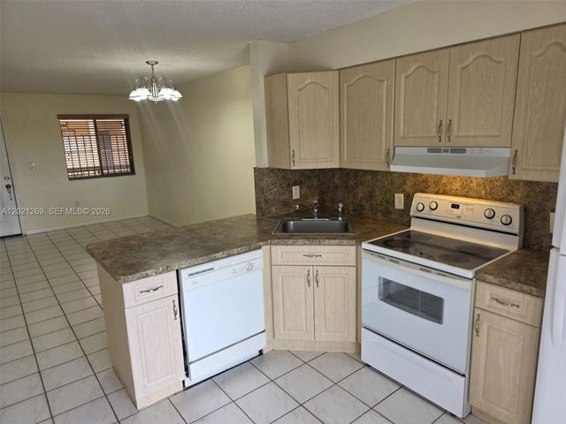 5560 W 21st Ct 308, Hialeah, FL 33016