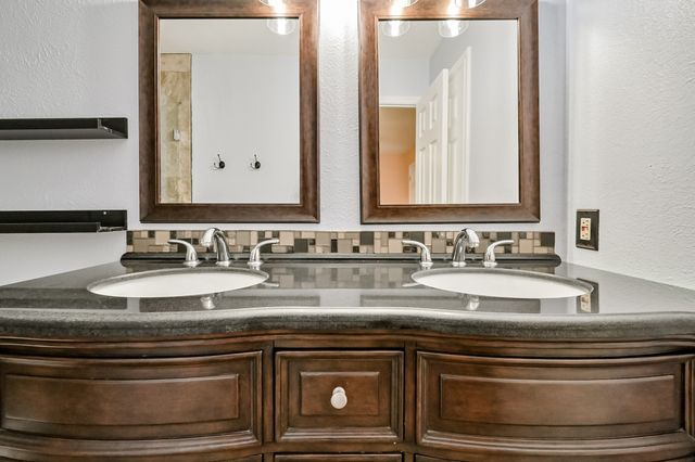 914 Highcrest Drive, Arlington, TX 76017