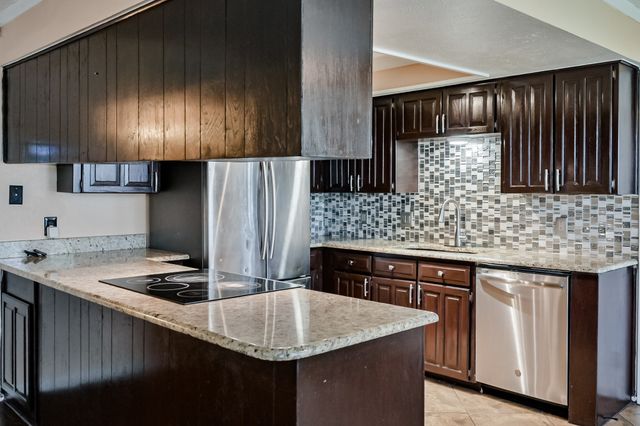 914 Highcrest Drive, Arlington, TX 76017