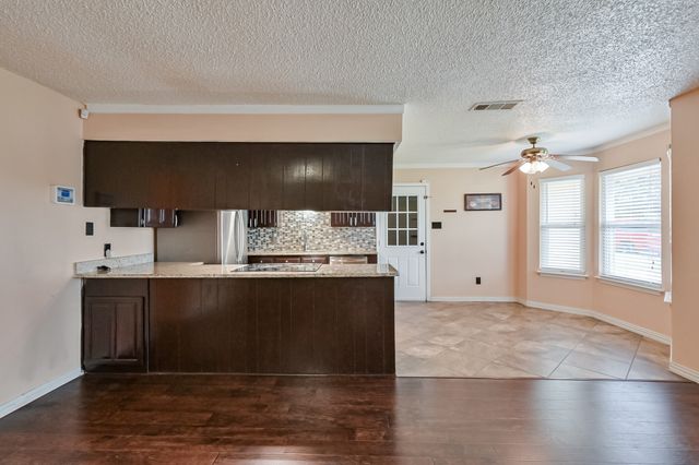 914 Highcrest Drive, Arlington, TX 76017