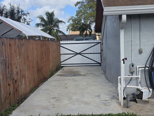 9410 NW 14th Street, Pembroke Pines, FL 33024