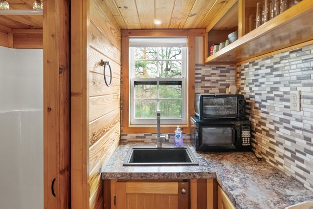 102 Thomas Rd, Dover, TN 37058