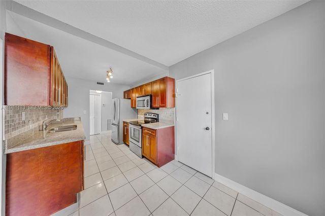 4350 Hillcrest Dr 200, Hollywood, FL 33021