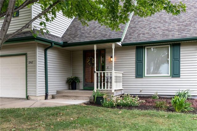 1042 E Millview Circle, Olathe, KS 66061