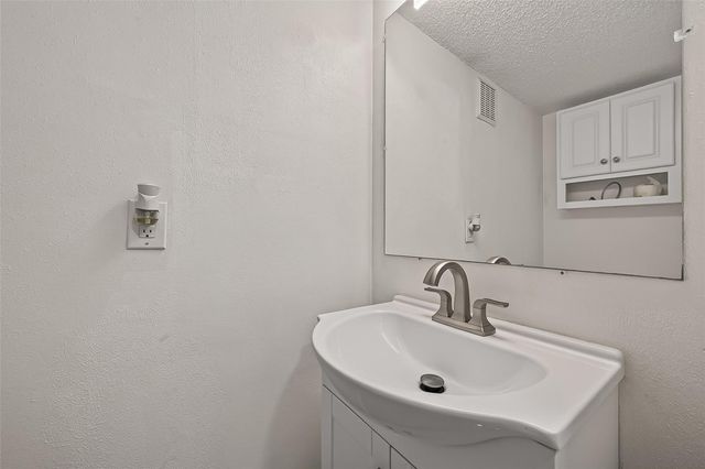 10615 Briar Forest Drive 1002, Houston, TX 77042