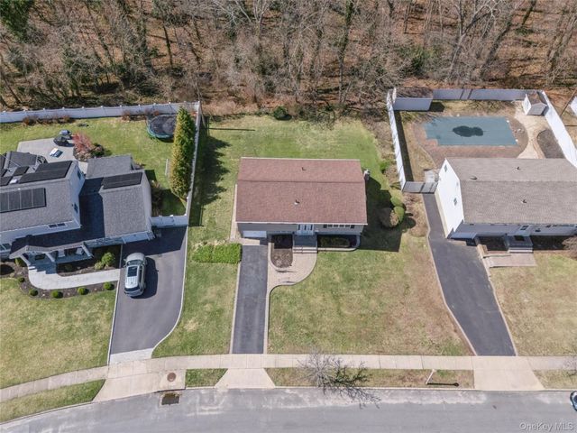 14 Wenmore Road, Commack, NY 11725
