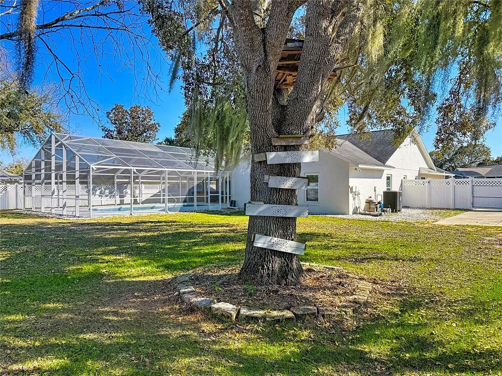 Image 29 of property listing at 36751 SUNDANCE DRIVE, Grand Island, FL 32735